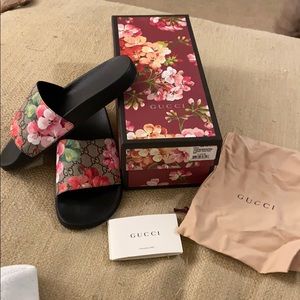 Gucci St. Blooms Place slides.
